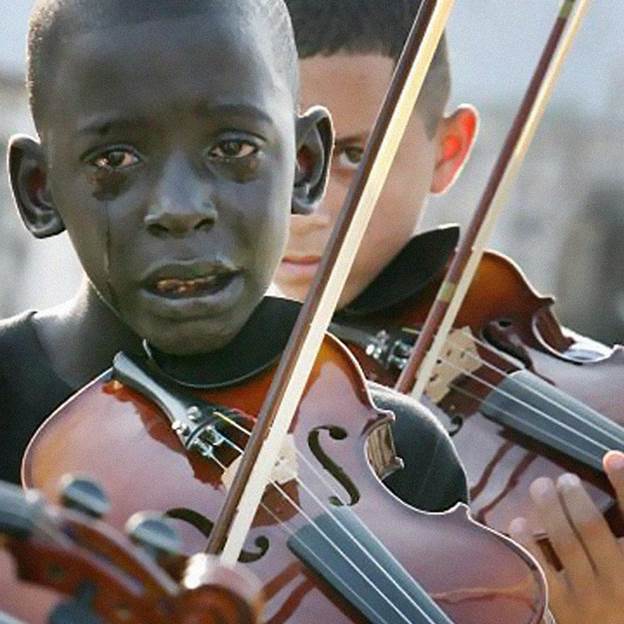 12 годишно момче плаче на погребот на својот наставник по музичко кој го научил за моќта на музиката против лошото во светот